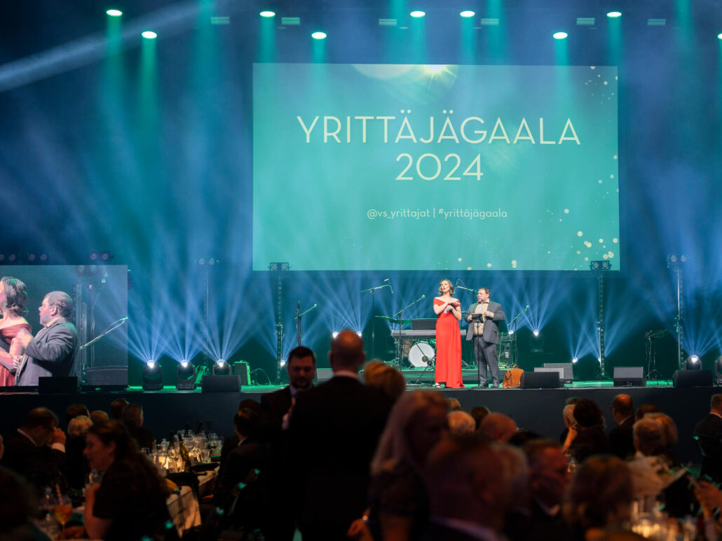 Yrittäjägaala 2024 Logomossa – juhlatunnelma valaistuna Kujan teknisellä toteutuksella.